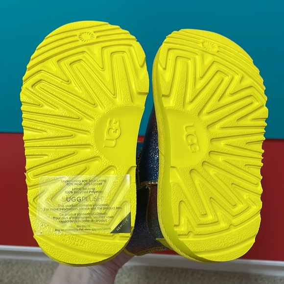 UGG NWT baby girl size 7 classic rainbow sparkle glitter boots with yellow trim. - Picture 12 of 13